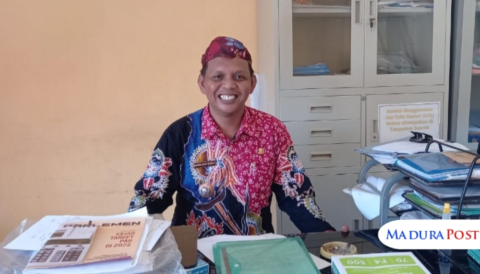 PROFIL. Potret Kepala Desa Galis, Akhmad Syafri Wiarda, saat berada di ruang kerjanya. (Istimewa for MaduraPost)