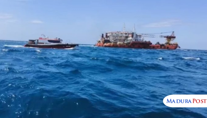 POLEMIK. Kapal kegiatan seismik beroperasi di perairan Kepulauan Kangean, Sumenep. (Istimewa for MaduraPost)