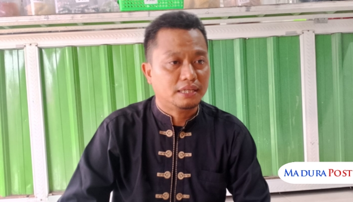 WAWANCARA. Kuasa hukum Bang Alief, Kamarullah, saat memberikan keterangan terkait perkembangan kasus Bank Jatim. (M.Hendra.E/MaduraPost)