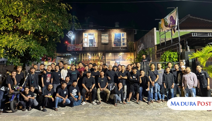 TIM. Para pemuda Desa Talang yang tergabung dalam Konco Lawes FC dan Sahabat Mabes berfoto bersama usai konsolidasi persiapan turnamen futsal “Koncolawes Champions Clash 2025” di Sumenep. (Istimewa for MaduraPost)