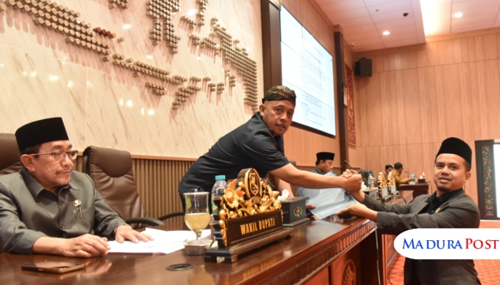 PENYAMPAIAN. Suasana rapat paripurna DPRD Sumenep saat penyampaian laporan hasil reses, dengan salah satu anggota dewan menyerahkan berkas kepada pimpinan rapat. (Istimewa for MaduraPost)
