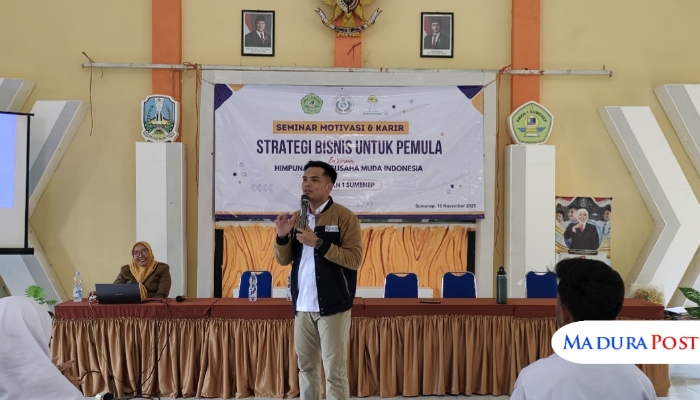 ACARA. Pembicara dari HIPMI Sumenep memberikan materi strategi bisnis kepada siswa kelas XII SMKN 1 Sumenep dalam Seminar Motivasi Karir, Selasa, 18 November 2025. (Istimewa for MaduraPost)