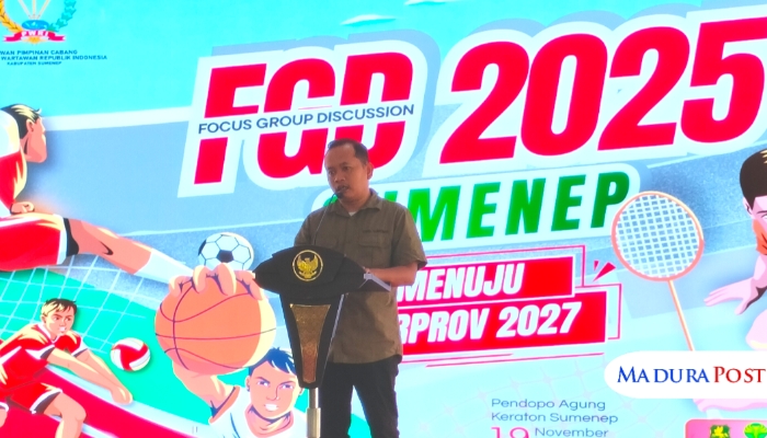 SAMBUTAN. Ketua DPC PWRI Sumenep, Rusydiyono, saat berpidato dalam FGD 2025 Sumenep Menuju Porprov 2027. (M.Hendra.E/MaduraPost)