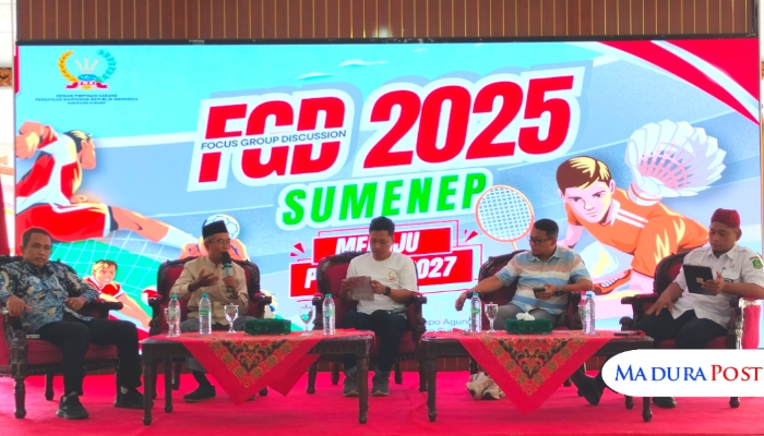 ACARA. FGD Sumenep Menuju Porprov 2027 yang digelar PWRI Sumenep tengah mengikuti pemaparan materi bersama anggota Komisi IV DPRD, Sami'oeddin, Wakil Ketua KONI Sumenep, Kadir Almahdali, Kabid Pemuda Olahraga Disbudporapar Sumenep, Syafiuddin, dan Rektor UPI Sumenep, Asmoni. (M.Hendra.E/MaduraPost)
