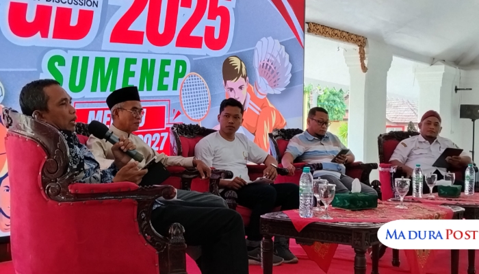 ACARA. Rektor UPI Sumenep, Asmoni, saat menjadi pemateri dalam FGD Menuju Porprov 2027 yang digelar DPC PWRI Sumenep. (M.Hendra.E/MaduraPost)