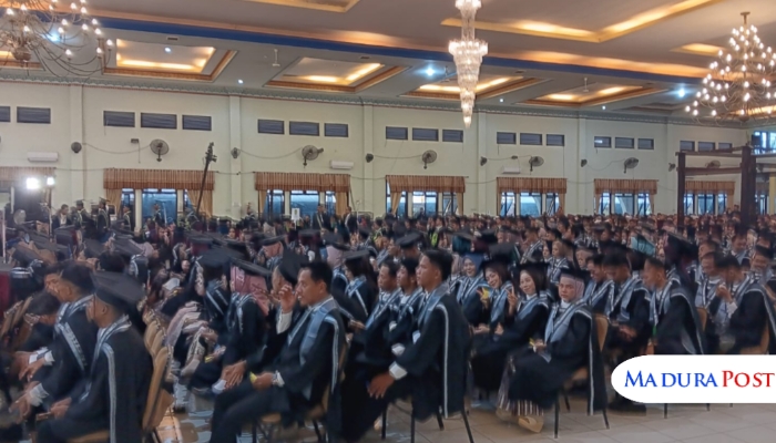 ACARA. Para wisudawan UPI Sumenep mengikuti prosesi wisuda di Graha Adi Poday, Sabtu, 22 November 2025. (Istimewa for MaduraPost)