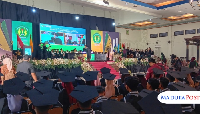 ACARA. Suasana prosesi Wisuda UPI Sumenep di Graha Adi Poday, dengan para wisudawan mengikuti rangkaian acara secara khidmat. (Istimewa for MaduraPost)