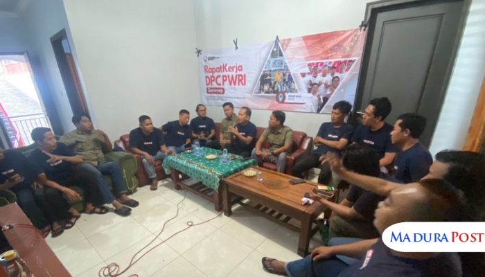 ACARA. Para anggota DPC PWRI Sumenep mengikuti sesi diskusi dalam rangkaian Rapat Kerja 2025 di sebuah ruang pertemuan. (M.Hendra.E/MaduraPost)