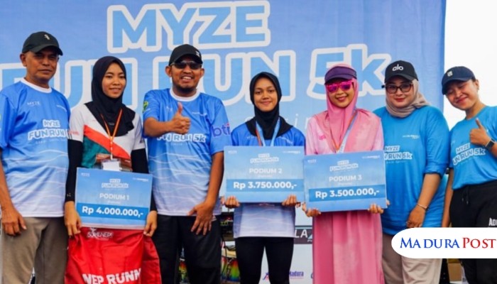 SEREMONI. Para pemenang kategori perempuan Myze Fun Run 2025 berpose bersama Bupati Achmad Fauzi Wongsojudo, dan tamu kehormatan seusai menerima hadiah di Myze Hotel Sumenep, Minggu, 23 November 2025. (Istimewa for MaduraPost)