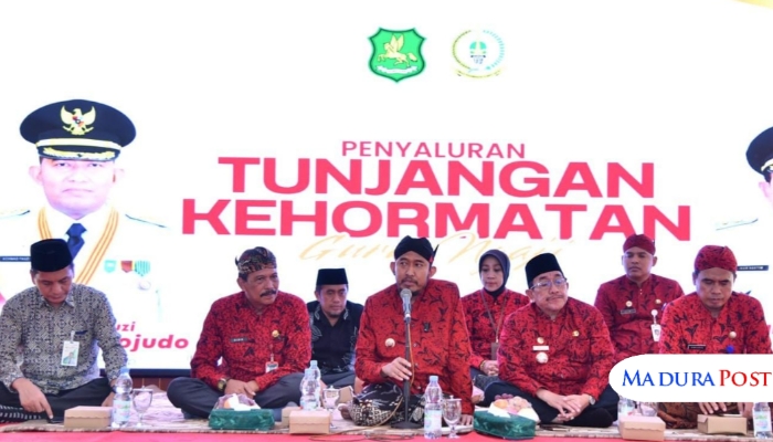 ACARA. Bupati Sumenep Achmad Fauzi Wongsojudo bersama jajaran pemkab setempat saat penyaluran Tunjangan Kehormatan Guru Ngaji di Pendopo Agung Keraton. (Istimewa for MaduraPost)