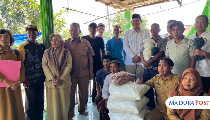 PEDULI. Reza Teguh Wibowo usai memberikan bantuan jaring insang terhadap nelayan Bancaran. (Suryadi Arfa/MaduraPost)