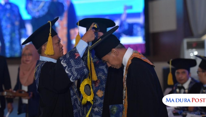 SIMBOLIS. Prosesi pengukuhan guru besar UTM berlangsung khidmat, ditandai dengan penyematan regalia akademik sebagai simbol capaian tertinggi dalam dunia akademik. (Suryadi Arfa/MaduraPost)