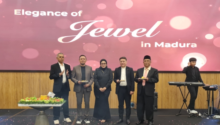 ACARA. Berpose di panggung, para perwakilan manajemen dan tamu undangan menghadiri Gala Dinner bertema “Elegance of Jewel in Madura” pada perayaan satu tahun Myze Hotel Sumenep. (Istimewa for MaduraPost)
