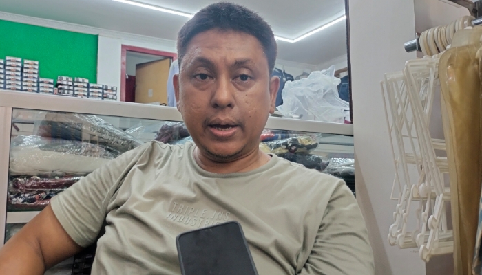 WAWANCARA. Kuasa hukum korban berinisial SD (19), Zamrud Khan, saat ditemui di kediamannya. (M.Hendra.E/MaduraPost)