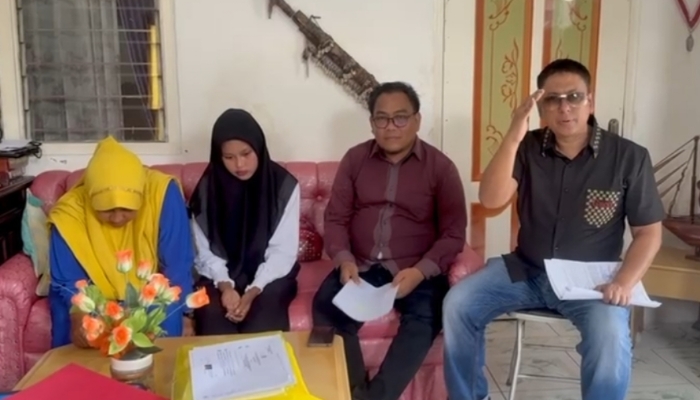 KONFERENSI PERS. Kuasa hukum SD (19), Zamrud Khan (kiri), saat mendampingi kasus ini di kediaman korban. (Istimewa for MaduraPost)