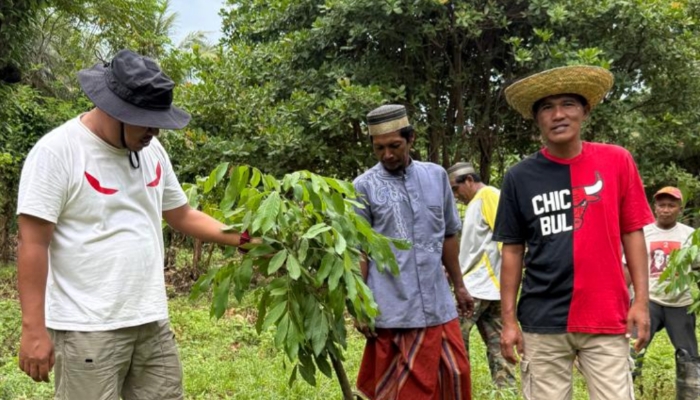 PEDULI. Warga dan relawan lingkungan serta Darul Hasyim Fath, saat meninjau bibit pohon yang baru ditanam dalam kegiatan penghijauan di Pulau Masakambing. (Istimewa for MaduraPost)