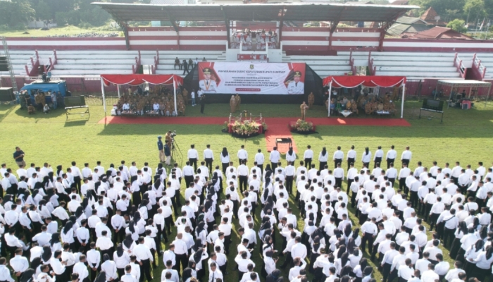 DIKUKUHKAN. Ribuan peserta menghadiri penyerahan SK PPPK paruh waktu di Stadion GOR A. Yani Pangligur, Sumenep, Senin (1/12/2025). (Istimewa for MaduraPost)