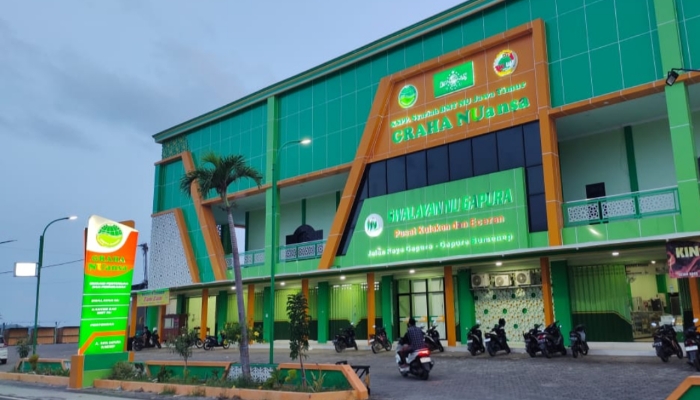 MEGAH. Tampak depan Gedung Graha NUansa dan Swalayan NU di kawasan Gapura, Sumenep, pada sore hari. (Istimewa for MaduraPost)