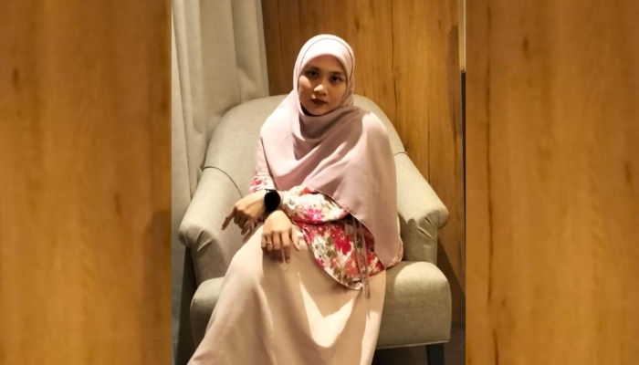 PROFIL. Yuli Mariyatur Rahmah, seorang guru sekolah dasar di Sumenep yang saat ini fokus mengabdikan dirinya untuk mencerdaskan anak didik bangsa. (M.Hendra.E/MaduraPost)