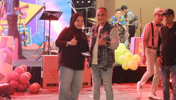 ACARA. Tamu dan perwakilan acara berpose memberi salam jempol di panggung perayaan Semarak Akhir Tahun di Myze Hotel Sumenep. (Istimewa for MaduraPost)