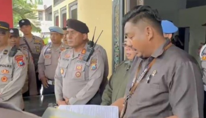 PENYAMPAIAN. Humas PN Sumenep, Jetha Tri Darmawan, saat memberikan keterangan pers selesai sidang putusan dibacakan di PN Sumenep. (Istimewa for MaduraPost)