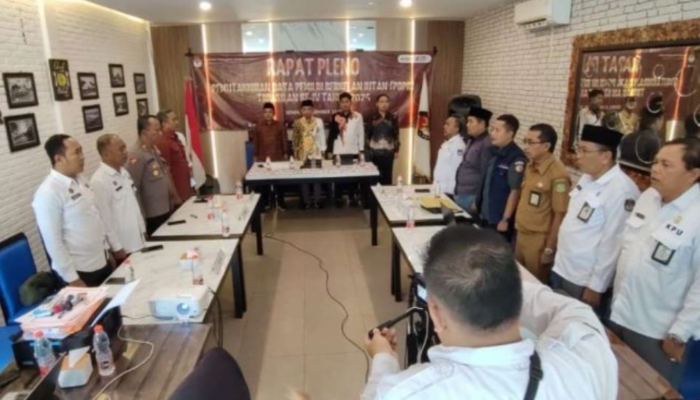 ACARA. KPU Sumenep menggelar rapat pleno akhir tahun untuk memfinalkan data pemilih Triwulan IV 2025 bersama berbagai lembaga terkait. (Istimewa for MaduraPost)