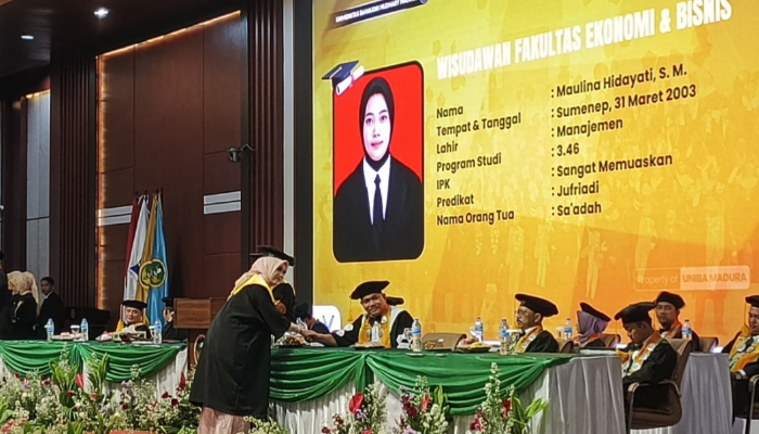 ACARA. Para wisudawan UNIBA Madura mengikuti prosesi wisuda ke-IV dengan penuh khidmat. (M.Hendra.E/MaduraPost)
