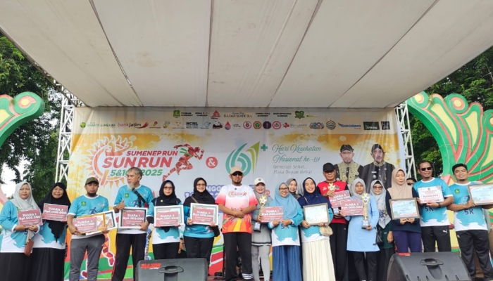 ACARA. Para pemenang Sumenep Sun Run 2025 berpose bersama di panggung utama usai penyerahan hadiah, Minggu (14/12), di pusat Kota Sumenep. (Istimewa for MaduraPost)