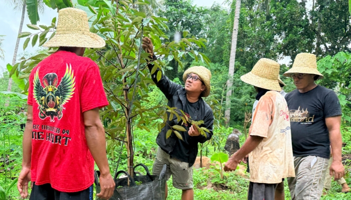 PEDULI. Darul Hasyim Fath bersama warga menanam bibit durian di Desa Masalima, Masalembu, Sumenep, sebagai investasi ekonomi dan lingkungan bagi masyarakat kepulauan. (Istimewa for MaduraPost)