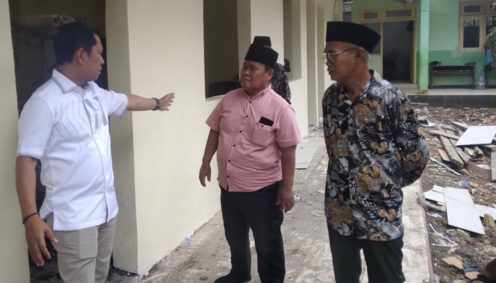 TURBA. Anggota Komisi IV DPRD Sumenep meninjau langsung kondisi bangunan sekolah saat sidak proyek rehabilitasi di Kecamatan Gapura. (Istimewa for MaduraPost)
