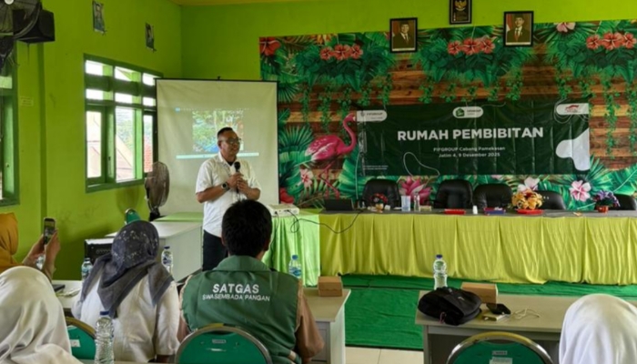 KEGIATAN. FIFGROUP Cabang Pamekasan menyampaikan sambutan dalam kegiatan peresmian Rumah Pembibitan sebagai bagian dari program kepedulian lingkungan di SMAN 5 Pamekasan. (Istimewa for MaduraPost)
