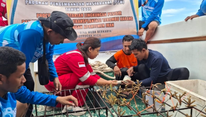 PEDULI. Kegiatan transplantasi terumbu karang oleh pemuda pesisir bersama SKK Migas–KEI di perairan Pagerungan Kecil sebagai bagian dari upaya pemulihan ekosistem laut. (Istimewa for MaduraPost)