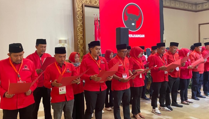 KHIDMAT. Pengurus DPC PDI Perjuangan Kabupaten Sumenep periode 2025–2030 saat pengukuhan dalam Konferensi Cabang di Surabaya. (Istimewa for MaduraPost)