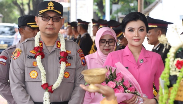 PEDANG PORA. AKBP Rivanda, saat resmi menjabat Kapolres Sumenep, setelah Sertijab di Polda Jawa Timur, Selasa (15/04/2025) lalu. (Istimewa for MaduraPost)