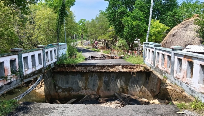 MEMPRIHATINKAN. Jembatan penghubung di Desa Bringsang, Kecamatan Giligenting, Kabupaten Sumenep, ambruk dan memutus akses utama warga antar desa. (Istimewa for MaduraPost)
