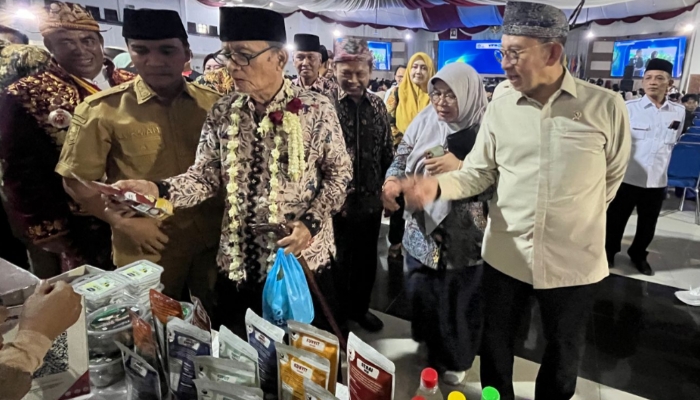 KUNJUNGAN. Menteri Kebudayaan bersama jajaran meninjau pameran produk budaya dalam rangka Kongres Kebudayaan Madura di Universitas Trunojoyo Madura. (Surya Arfa/MaduraPost)