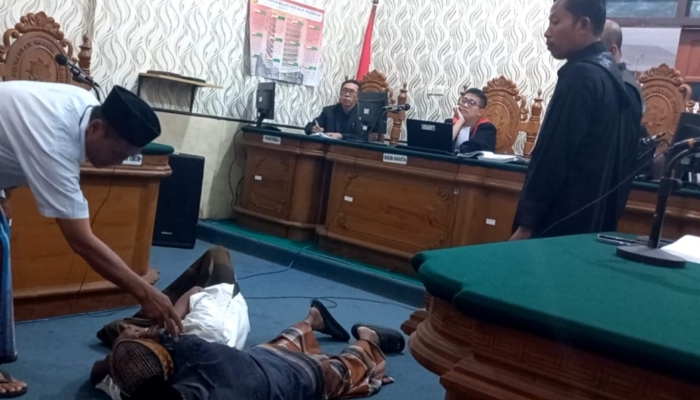SIDANG. Rekonstruksi peristiwa keributan di resepsi Pulau Sapudi diperagakan di ruang sidang Pengadilan Negeri Sumenep, Rabu (24/12/2025), disaksikan majelis hakim dan para pihak terkait. (Istimewa for MaduraPost)