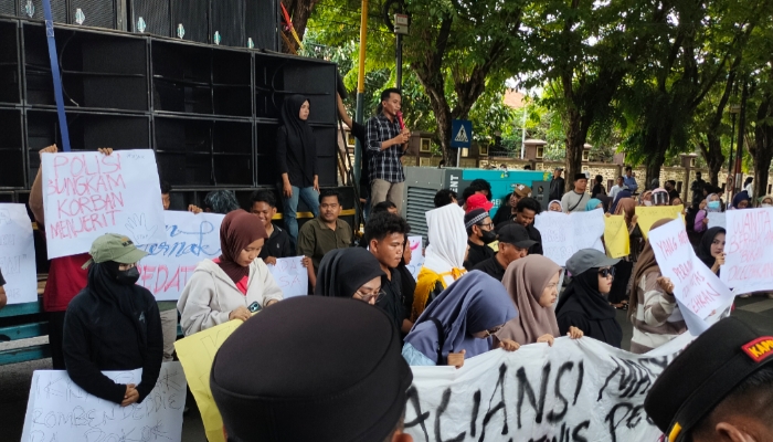 AKSI DEMONSTRASI. Massa dari keluarga korban, mahasiswa, dan elemen masyarakat menggelar aksi damai di depan Mapolres Sumenep, menuntut penegakan hukum yang berpihak pada korban dugaan pencabulan anak di bawah umur. (M.Hendra.E/MaduraPost)