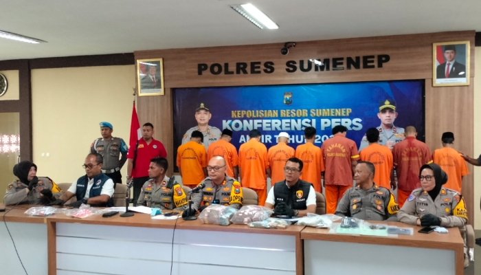 JUMPA PERS. Kapolres Sumenep, AKBP Rivanda, (tengah) didampingi jajaran saat memimpin konferensi pers akhir tahun 2025 di Mapolres Sumenep. (M.Hendra.E/MaduraPost)