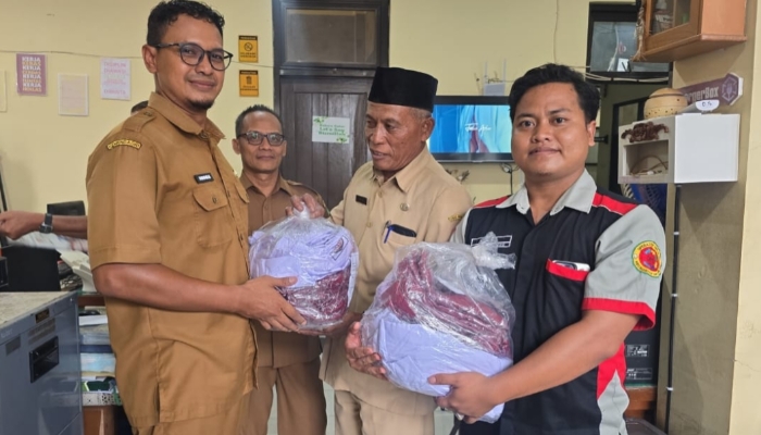 SIMBOLIS. Penyerahan simbolis seragam siswa SD-MI oleh Disdik Sumenep kepada perwakilan sekolah sebagai bagian dari program bantuan pendidikan. (Istimewa for MaduraPost)