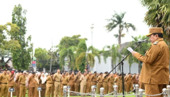 SAMBUTAN. Wabup Sumenep, Imam Hasyim, menyampaikan arahan saat Apel Gabungan ASN di lingkungan Pemerintah Kabupaten Sumenep. (Istimewa for MaduraPost)
