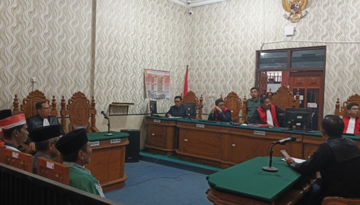 ACARA. Suasana sidang lanjutan kasus ODGJ Sapudi di Pengadilan Negeri Sumenep, saat jaksa membacakan tuntutan terhadap para terdakwa. (Istimewa for MaduraPost)