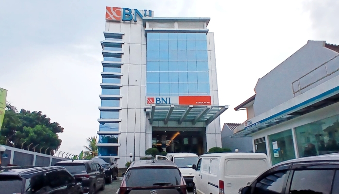 BANGUNAN. Potret Kantor BNI Cabang Pamekasan yang berlokasi di Jalan Kabupaten No. 63, Kelurahan Bugih, Kecamatan Pamekasan, Madura, Jawa Timur, tampak dari arah depan. (Istimewa for MaduraPost)