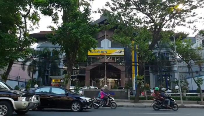 MOBILITAS. Kantor Cabang Bank BTN Surabaya tampak dari luar, di tengah aktivitas lalu lintas perkotaan. (Istimewa for MaduraPost)