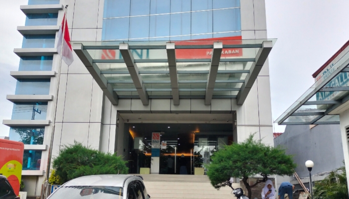 LOKASI. Kantor BNI Cabang Pamekasan yang berlokasi di Jalan Kabupaten No. 63, Kelurahan Bugih, Kecamatan Pamekasan, Madura, Jawa Timur. (M.Hendra.E/MaduraPost)