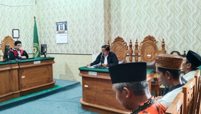 SIDANG. Terdakwa membacakan nota pembelaan dalam sidang lanjutan kasus ODGJ Sapudi di Pengadilan Negeri Sumenep. (Istimewa for MaduraPost)