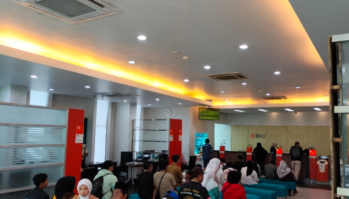 PELAYANAN. Suasana layanan nasabah di BNI Cabang Pamekasan tampak ramai, dengan aktivitas perbankan berlangsung di ruang tunggu utama. (M.Hendra.E/MaduraPost)