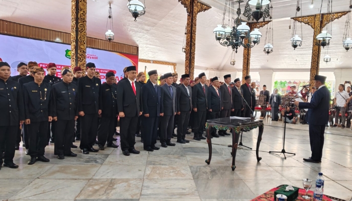 DILANTIK. Bupati Sumenep Achmad Fauzi Wongsojudo memimpin pengambilan sumpah jabatan pejabat ASN dalam pelantikan di Pendopo Agung Keraton Sumenep, Rabu (14/1/2026). (M.Hendra.E/MaduraPost)