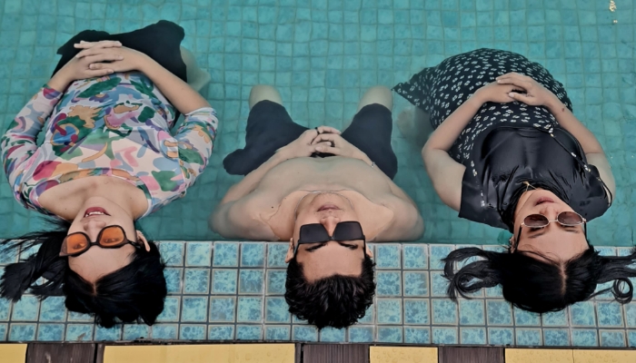 BERSANTAI. Tiga tamu menikmati suasana kolam renang MYZE Hotel Sumenep saat libur akhir tahun, mencerminkan kenyamanan dan relaksasi yang ditawarkan hotel. (Istimewa for MaduraPost)