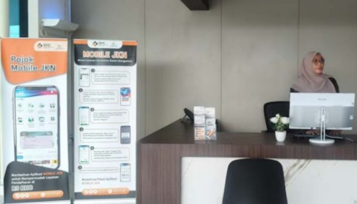 MELAYANI. Keterangan Foto: Pojok Mobile JKN di RS Baghraf Health Care (BHC) Sumenep yang disiapkan untuk memudahkan peserta BPJS Kesehatan dalam pengurusan administrasi dan layanan kepesertaan. (Istimewa for MaduraPost)